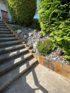 Photo de galerie - Pose travers bois, délimitation escalier avec pierre 