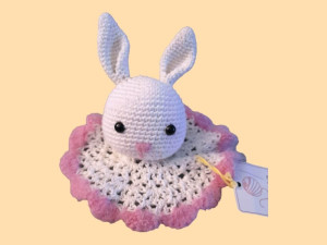 Photo de galerie - Petit doudou lapin en crochet