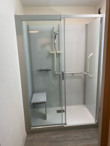 Photo de galerie - Remplacement d’une baignoire par une cabine de douche PMR 
