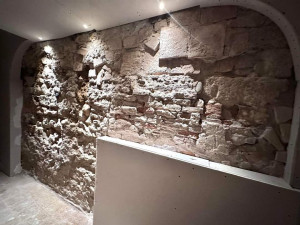Photo de galerie - Installation de spots pour mettre en valeur ce mur en pierre 