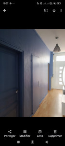 Photo de galerie - Mise en peinture d'un couloir (mur,  portes et encadrements) après pose d'une toile de verre 