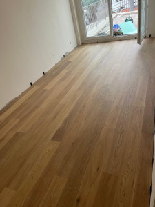 Photo de galerie - Réalisation d’un parquet en bois clair posé avec soin pour un rendu moderne et chaleureux. Travail précis, finitions propres et alignement parfait des lames ?‍♂️