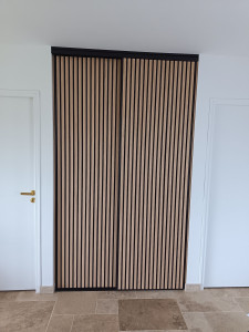 Photo de galerie - Installation de portes coulissantes avec collage de panneaux de chêne sur les portes .
