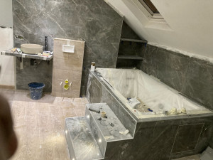Photo de galerie - Carrelage sol et mure,meuble vasque marche,niche ,pour des finition parfaite au top  