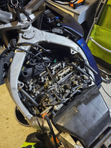 Photo de galerie - L'un des gros chantiers de la YAMAHA FJR 1300, le réglage du jeu aux soupapes fait en avril 2024.