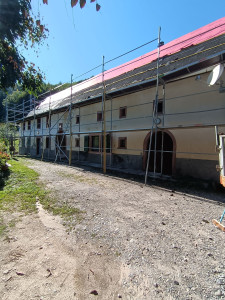 Photo de galerie - Rénovation de façade, mise en peinture et traitement des fissures. 