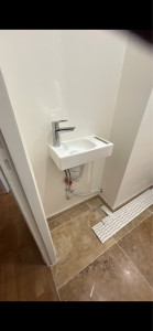 Photo de galerie - Pose d’un lave-mains.