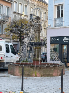 Photo de galerie - Installation d’une guirlande sur une fontaine pour Noël.