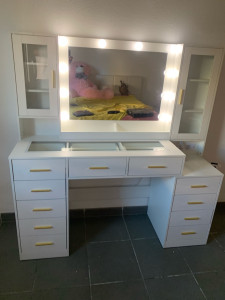 Photo de galerie - Coiffeuse bien monté