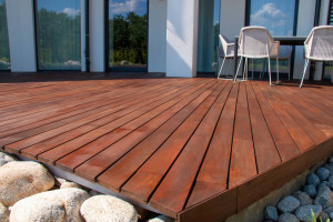 Photo de galerie - Réalisation d’une terrasse bois sur mesure.

Pose de lames de terrasse avec structure porteuse adaptée, assurant stabilité et durabilité dans le temps. Finitions soignées avec intégration harmonieuse dans l’environnement extérieur.