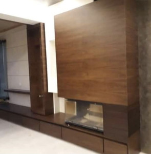 Photo de galerie - Décoration d’une cheminée et des tiroirs en bois noyer .
