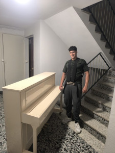 Photo de galerie - Déménagement réalisé avec succès : descente d’un piano de 229 kg du 2ᵉ étage, transport sécurisé en camion de 15 m³, puis montée et installation au 3ᵉ étage. Travail effectué avec soin, efficacité et professionnalisme.