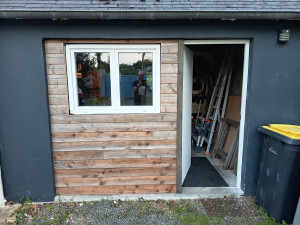 Photo de galerie - Remplacement porte de garage . ossature pose de fenêtre porte securite et bardage 