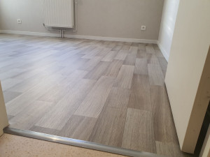 Photo de galerie - Pose du sol dans une chambre. 