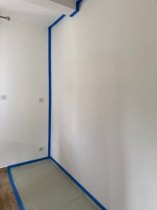 Photo de galerie - Bâche de protection avec scotch de masquage et peinture 