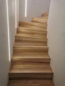 Photo de galerie - ? Habillage d’escalier en parquet – rendu chaleureux et moderne.
Pose de parquet sur escalier existant – découpe sur mesure, finitions soignées, et rendu harmonieux avec le sol.