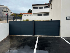 Photo de galerie - Pose de portail coulissant aluminium et palissade 
