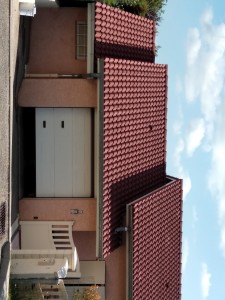 Photo de galerie - Décapage sur toiture changement des tuiles usée remise en peinture sur toiture avec hydrofuge