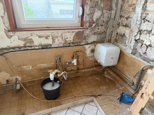 Photo de galerie - Déplacement et réinstallation d’un chauffe-eau électrique 15 L avec création des nouveaux raccordements plomberie. Travail soigné et professionnel.