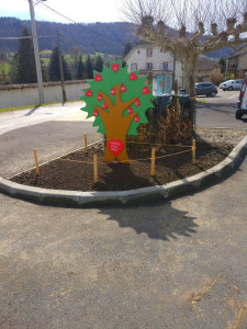 Photo de galerie -  Elue locale, j'ai créé le conseil municipal des jeunes, ils ont réalisé cet arbre de vie pour le don du sang, qui existe toujours sur une place du village.
