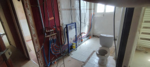 Photo de galerie - Modification des réseaux d'alimentation et d'évacuation d'un appartement avec reprise globale depuis compteur et pose des équipements sanitaires 