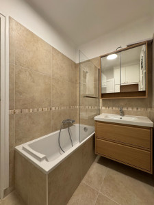 Photo de galerie - Rénovation complète de cette salle de bain comprenant des travaux de plomberie, électricité, carrelage, menuiserie, peinture. 