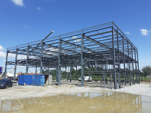 Photo de galerie - Pose d un bâtiment en charpente métallique 