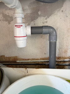 Photo de galerie - Reprise évacuation évier avec pose siphon 