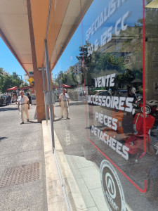 Photo de galerie - Redonnez de la clarté à vos vitres ! ☀️
Spécialiste du lavage vitres particuliers & commerces.