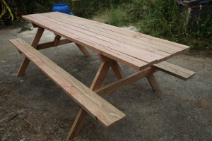 Photo de galerie - Table de pique-nique pour 10 personnes en bois local
