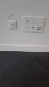 Photo de galerie - Poste de travail 5 prises de courant et 2 RJ45 + une prise hdmi