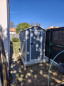 Photo de galerie - Coulage de la dalle et montage du cabanon 