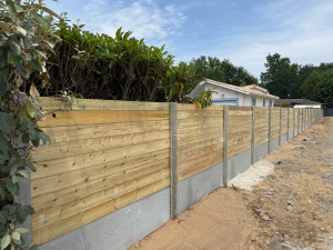 Photo de galerie - Clôture poteau plaqué béton avec lame en pin classe 4 