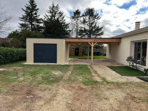 Photo de galerie - Montage d'un garage en préfabriqué béton et d'un double carport bois 