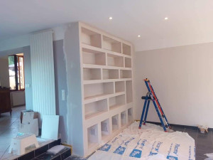 Photo de galerie - Réalisation d'une bibliothèque en placo 