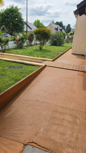Photo de galerie - Nettoyage terrasse et devanture de maison avec nettoyeur haute pression et traitement