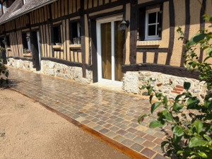 Photo de galerie - Pavage en pierre naturel joints sable polymère et traverse paysagère en chêne 