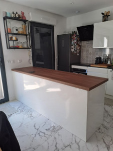 Photo de galerie - Voici un îlot central avec prise intégrée. Fabrication sur mesure avec des matériaux de qualité.