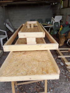 Photo de galerie - Fabrication de deux bac en bois recyclé, afin de faire une pyramide de fraisiers.