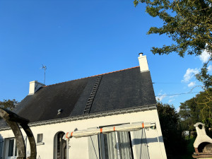 Photo de galerie - Quoi de plus important que de prendre soin du toit qui vous garde au sec . L’entretien d’une toiture est nécessaire et indispensable pour garantir une ardoise ou tuile saine ! 