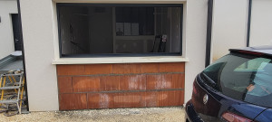 Photo de galerie - Pose de brique et appui de fenêtre ainsi que la fenêtre avec volets roulant 