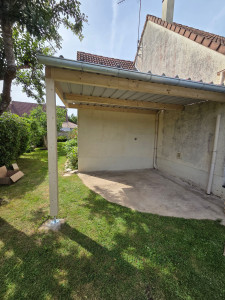 Photo de galerie - Réalisation d'un auvent couvert en bac acier avec sa gouttière zinc, avec la charpente .