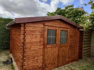 Photo de galerie - Restauration complète d'un abri de jardin ponçage + lasure 