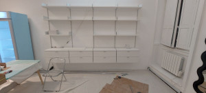 Photo de galerie - Montage et fixation d'un étagère crémaillère modulable.