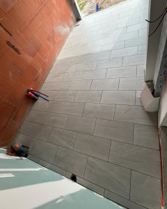 Photo de galerie - Carrelage 30x60 gris ciment dans un garage 
