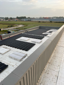 Photo de galerie - Pose de 1200 panneaux solaire sur le toit de actemium à Dunkerque 