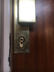 Photo de galerie - Ouverture de porte fermée à clé sans dégâts sur la poignet