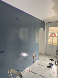 Photo de galerie - Application peinture bleu canard après poncage mur pour futur installation cuisine . peinture non sèche 