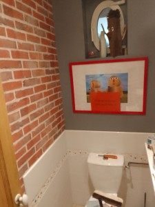 Photo de galerie - Papier peint brique mur toilette 
