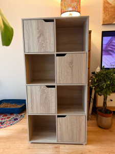 Photo de galerie - Un meuble de huit cube avec quatre portes 1,22 m hauteur 